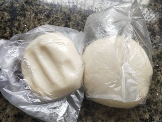 绿豆饼,面包机和面，来做油酥，把低筋和猪油拌匀成团，再把它们分装保鲜袋，醒30分钟以上。