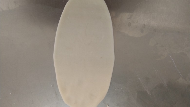 绿豆饼,擀成椭圆形，由上往卷成卷