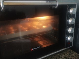 绿豆饼,送入提前预热好的烤箱中层，上下火180度25分钟
