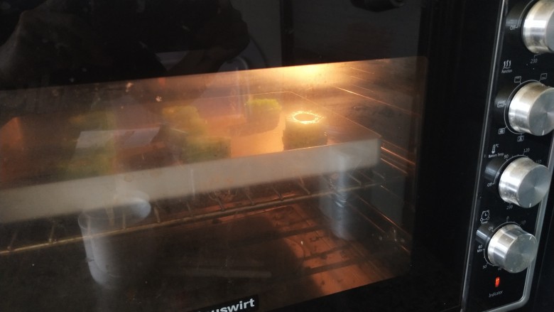 鹌鹑蛋苦瓜盏,送入提前预热好的烤箱上下火230度烘烤13分钟。
