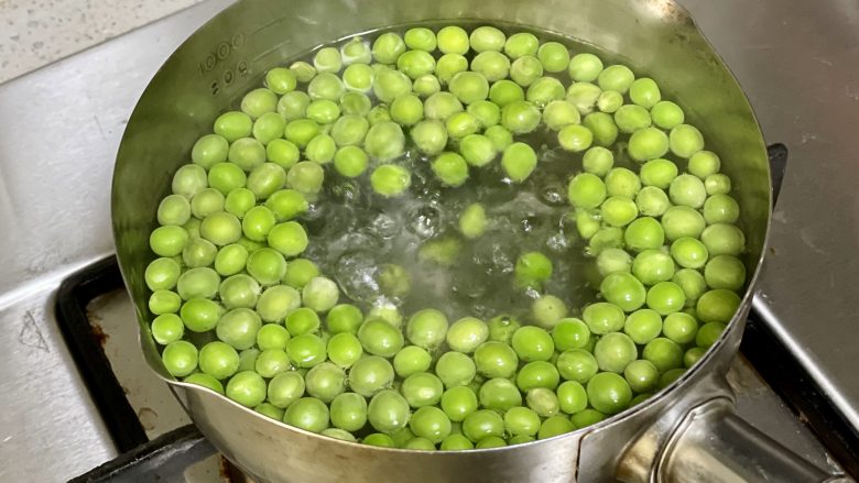 “千补万补，不如立夏一补”，立夏饭吃起来哦,豌豆下沸水焯至断生，然后过凉水，这样能保持豌豆的翠绿色