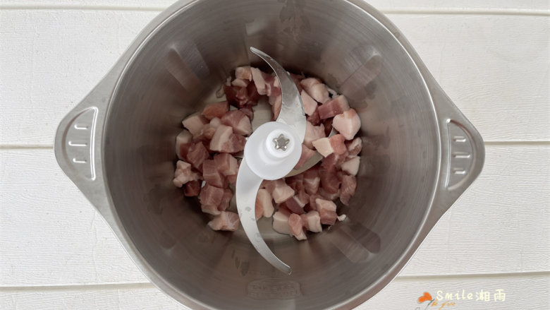 鲜花芋饺,制作肉馅：将猪肉放九阳饺子神器pro的钢杯里。
