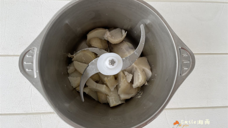 鲜花芋饺,芋头去皮切块，放九阳饺子神器pro的钢杯里。