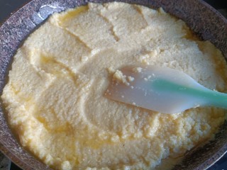 綠豆糕,不粘鍋里放入黃油，小火融化后倒入綠豆泥，全程小火翻炒。倒入細砂糖和麥芽糖繼續炒。