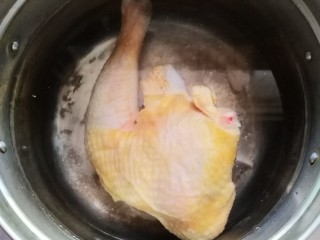 竹荪鸡汤,鸡腿洗净，放入锅中加水炖。