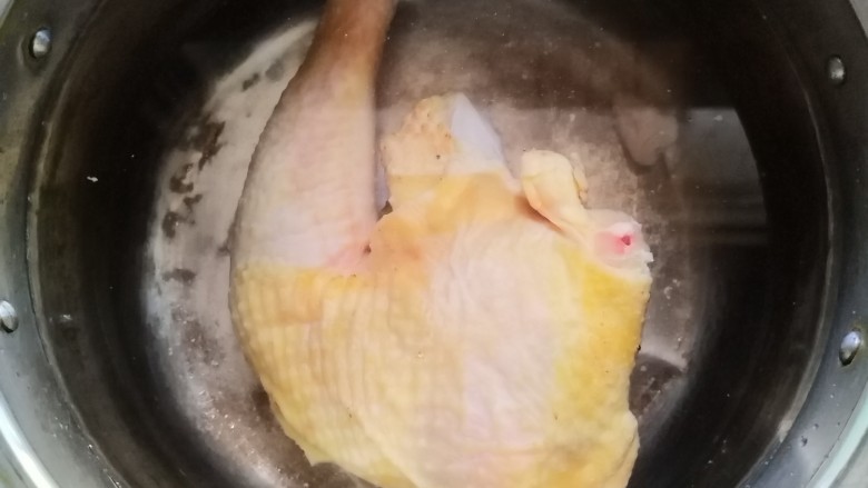 竹荪鸡汤,鸡腿洗净，放入锅中加水炖。