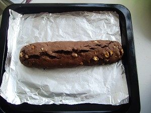 巧克力坚果意式脆饼,预热160℃，烤25-30分钟，直到饼干面团完全膨胀，表面按上去有点发硬。从烤箱取出，冷却片刻，用刀切成1.2cm厚的片；