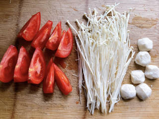 金针菇番茄汤,将西红柿洗净，切成大块；金针菇洗净，丸子对半切开。