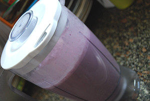 紫薯凉糕,将蒸好的紫薯以及除椰蓉以外的所有材料放入食品料理机，打成细腻的浓浆；