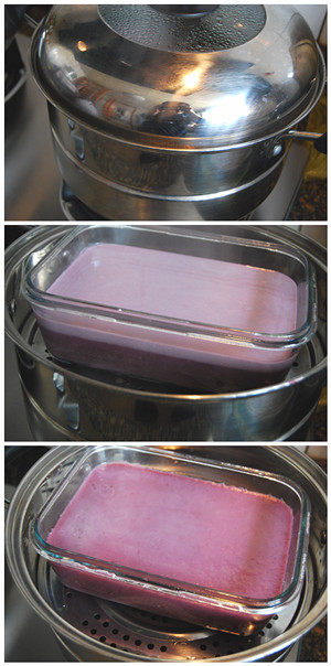 紫薯凉糕,4，将盒子放入烧开水的蒸锅，中火蒸10分钟。打开蒸锅盖，
将另外1/3的紫薯浓浆倒入盒子里，继续蒸10分钟。再倒入
剩下1/3的紫薯浓浆，蒸15分钟。蒸的时间全程约35分钟
左右；