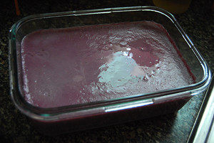 紫薯凉糕,蒸好后，紫薯浓浆会浓缩成糕状。待冷却后，放入冰箱冷藏直到冰凉；