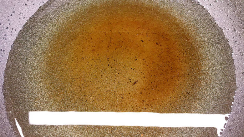 椒盐小河虾,锅中放油烧至200度左右（油面翻动、冒青烟）