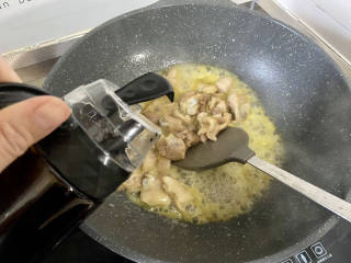 土豆香菇焖鸡,加入一茶匙老抽翻炒上色