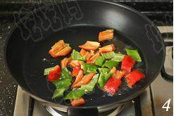 铁板黑椒杏鲍菇,锅内入油烧至八成热，下入青红椒片爆炒；