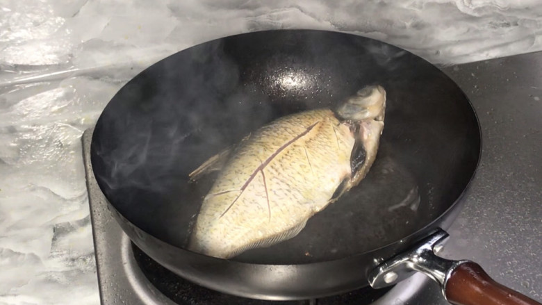 麻辣武昌鱼,放入热油锅中，先不要翻动，煎至出香味