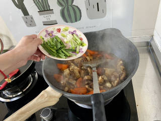 红烧羊肉煲➕胡萝卜煲羊排,汁不用完全收完，可以放到干锅或小砂锅里，点上小火越多越香，加入蒜苗，翻炒断生即可出锅