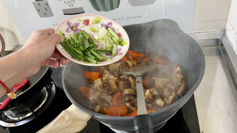红烧羊肉煲➕胡萝卜煲羊排,汁不用完全收完，可以放到干锅或小砂锅里，点上小火越多越香，加入蒜苗，翻炒断生即可出锅