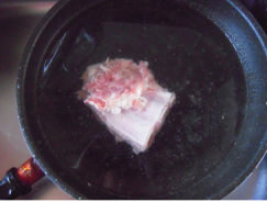 一品蘑菇煲,肋排不用切开，直接放入煮锅里，倒入清水没过肋排，开大火煮沸。