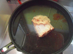 一品蘑菇煲,待煮肋排的水沸腾后再煮2-3分钟后关火，用勺子瓢走上面的浮沫。水面干净后，重新开大火、盖上锅盖煮15分钟，之后转中小火继续煮40分钟。