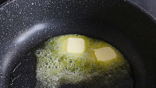 蔬菜意面浓汤,再加入一小块黄油，小火加热至黄油融化。
