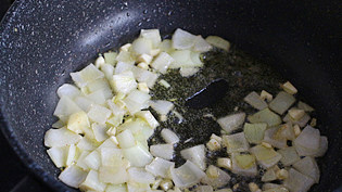 蔬菜意面浓汤,倒入蒜粒、洋葱炒香。