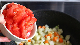 蔬菜意面浓汤,先放入土豆、胡萝卜翻炒几分钟后再让如西红柿一同翻炒。