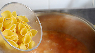 蔬菜意面浓汤,倒入小贝壳意大利面。
