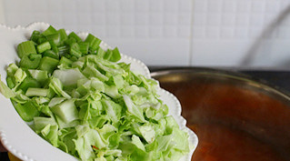蔬菜意面浓汤,意面5分熟的时候倒入卷心菜和芹菜一同煮熟。