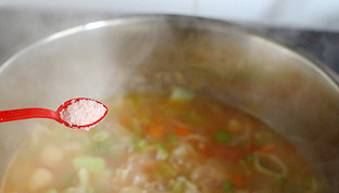 蔬菜意面浓汤,根据口味加入盐和胡椒粉，之后就可以享用了。