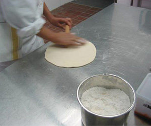 意大利风味比萨,醒发半个小时侯,将面团分成一个100克的小剂子,擀成直径12厘米的面片