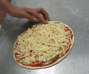 意大利风味比萨,然后将各种自己喜欢的原料放制在饼皮上最后撒上奶酪,准备烤制