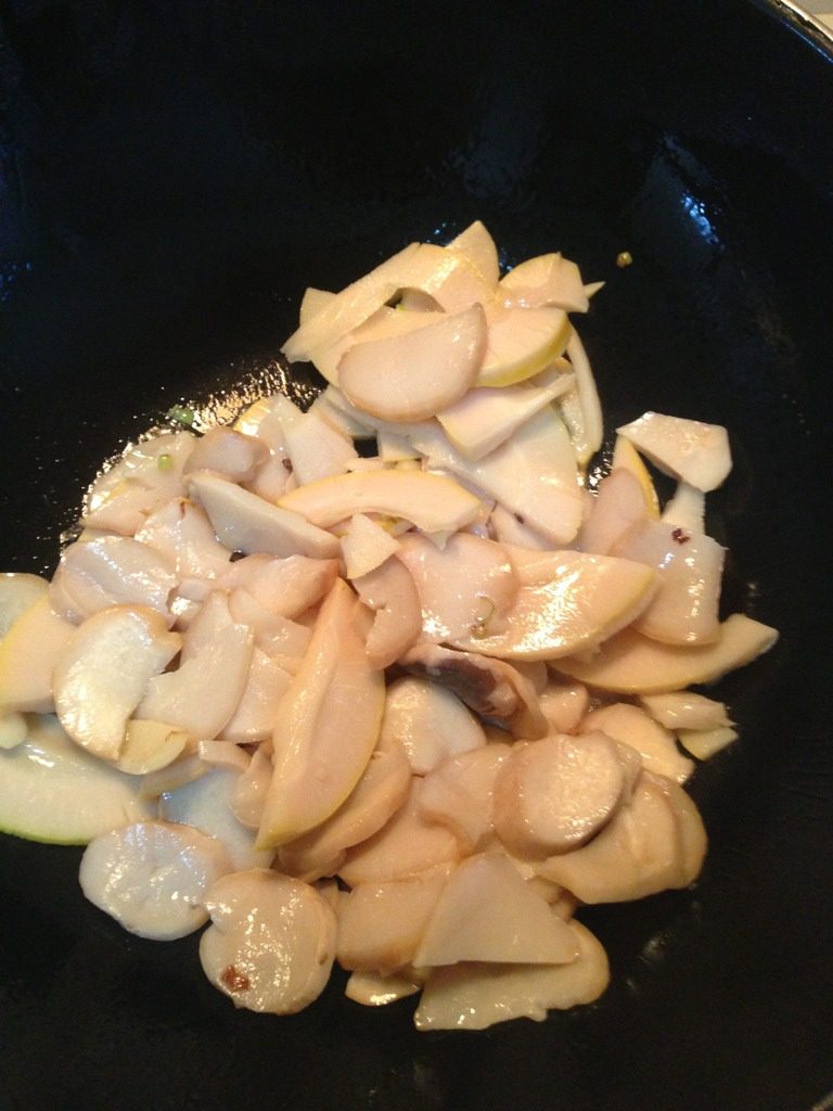 杏鲍菇烧笋,放入笋片和杏鲍菇翻炒至杏鲍菇发软
