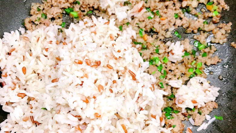 肉末花菜炒饭,放入米饭。