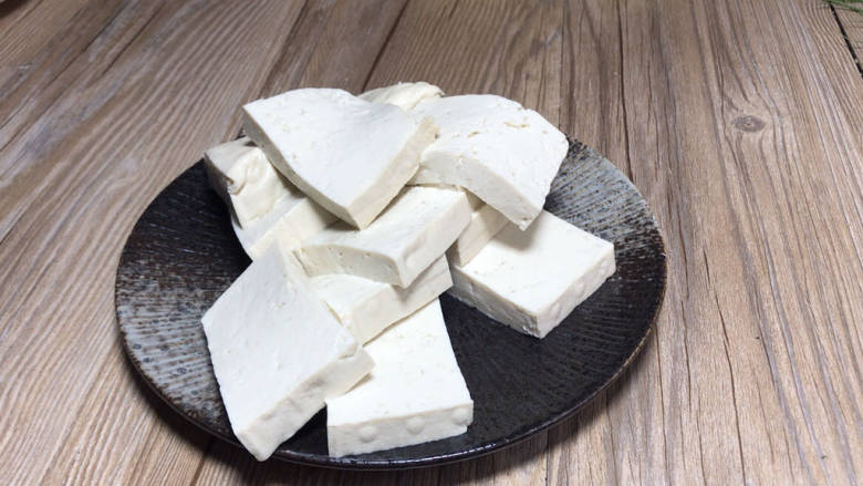 豆腐炖冬瓜,豆腐冲洗一下，切块备用