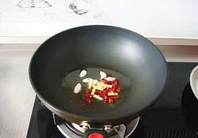 红焖笋干,锅里面适当的多放些油，油热后，放葱姜干辣椒爆香。