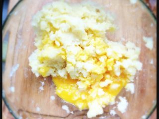 香煎薯饼,如图加入鸡蛋黄加入到土豆泥中搅拌均匀，记得放半勺加入咸盐。