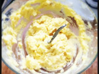 香煎薯饼,如图 逐步加入面粉，要一点点的加，同时搅拌土豆泥，待可以揉成团的时候就停止继续加面粉