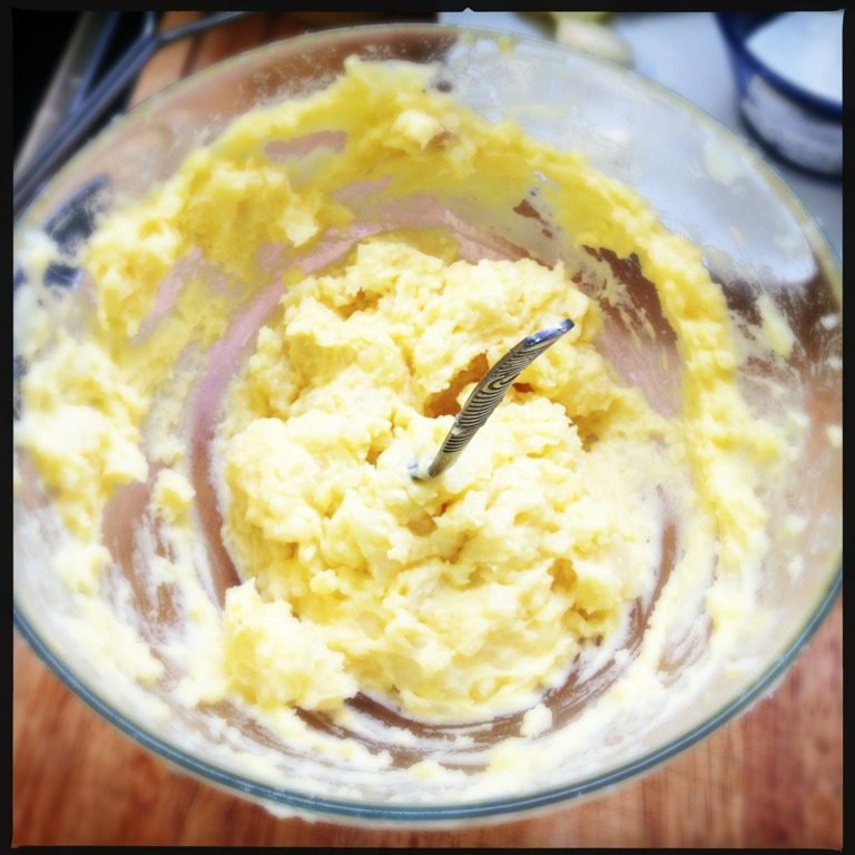 香煎薯饼,如图 逐步加入面粉，要一点点的加，同时搅拌土豆泥，待可以揉成团的时候就停止继续加面粉