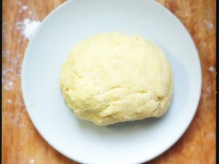 香煎薯饼,如图 轻柔成团后，不要揉很久，待用。