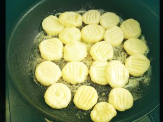 香煎薯饼,如图 放入薯饼，煎到金黄，撒上法香碎超匀，盛盘。
