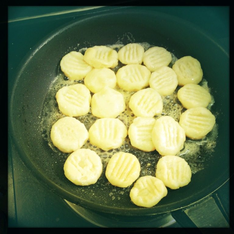 香煎薯饼,如图 放入薯饼，煎到金黄，撒上法香碎超匀，盛盘。