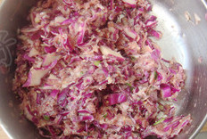 紫甘蓝猪肉馅饼,用筷子朝一个方向搅拌上劲备用