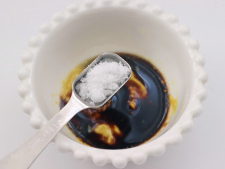 芥末凉拌飞蛤西兰花,加入白糖。