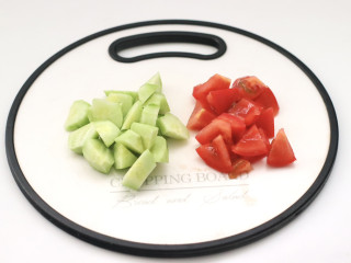 红肠沙拉水果时蔬,黄瓜去皮洗净切菱形块，番茄切块。