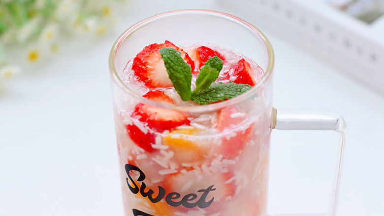 #闹元宵#草莓银耳酒酿羹,做法是不是巨简单。关键是好喝哟。