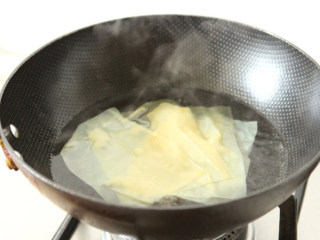 生菜豆皮卷,锅中烧开水焯烫1分钟捞出沥干