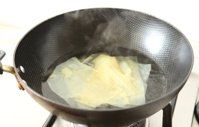 生菜豆皮卷,锅中烧开水焯烫1分钟捞出沥干