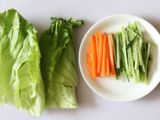生菜豆皮卷,黄瓜胡萝卜洗净切丝，生菜撕成小块