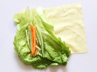 生菜豆皮卷,取一片豆皮铺上生菜和菜丝卷