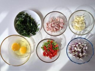 小芽早餐-意式早餐鸡蛋杯 ,准备好所有食材
培根、青椒、红椒、蘑菇、洋葱、培根、菠菜全部切碎备用
